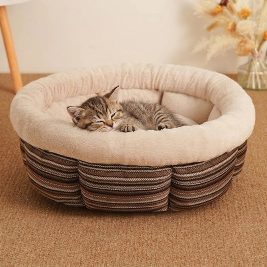 Coussin pour chaton rayé, endormi lové au fond du coussin