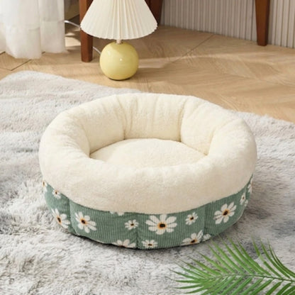 coussin pour chaton vert fleuri intérieur blanc packshot salon