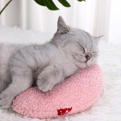 coussin pour chats rose avec chat gris endormi dessus