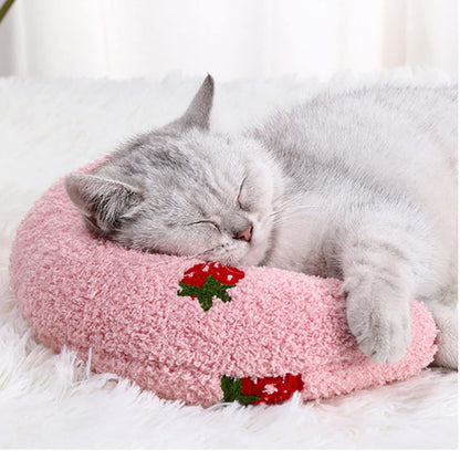 coussin pour chats rose avec chaton gris endormi dessus