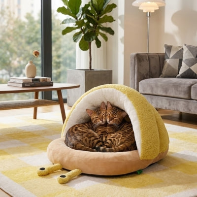 deux bangal enlacés dans niche à chat dans salon