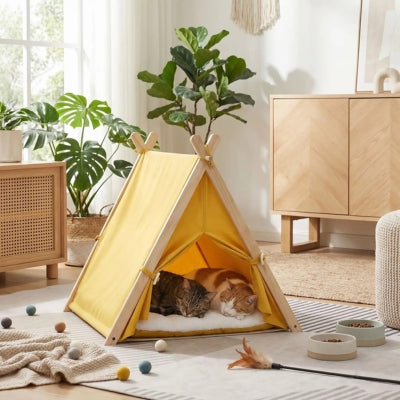 deux chats font sieste dans tipi pour chat jaune
