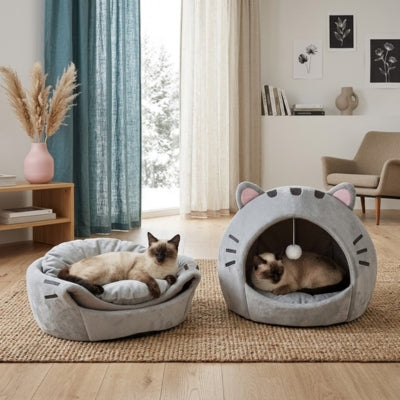 deux siamois detendus dans niche a chats