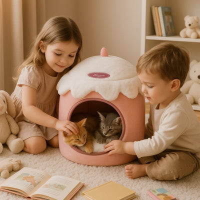 enfants caressant chatons installés dans maison pour chaton