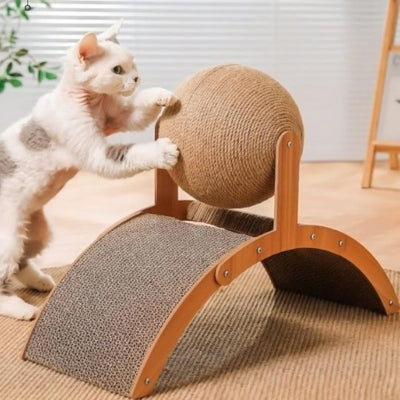griffoir à chat chaton jouant avec balle en jute