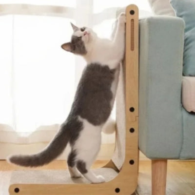 griffoire chat s'étirant sur griffoir