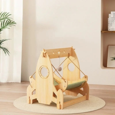 hamac à chat fusée sur tapis dans salon