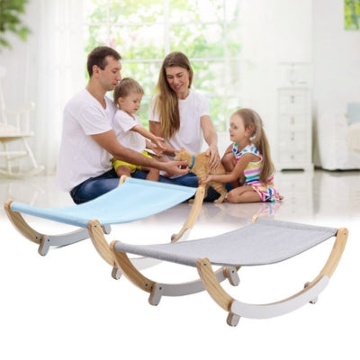 hamac à chat gris et bleu famille flattant leur chat