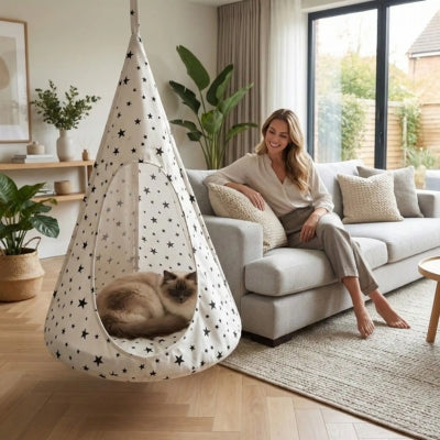 hamac chat blanc étoilé chat detendu dedans maîtresse relaxant canapé
