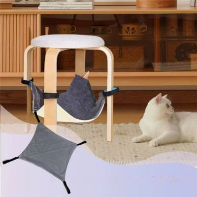 hamac chat suspendu à tabouret chat relaxant à côté