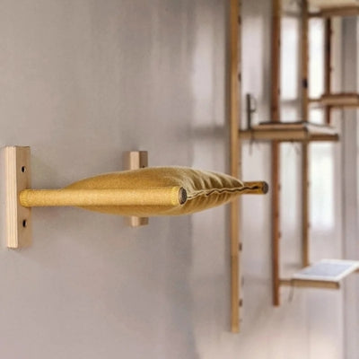 hamac pour chat jaune safran fixé au mur