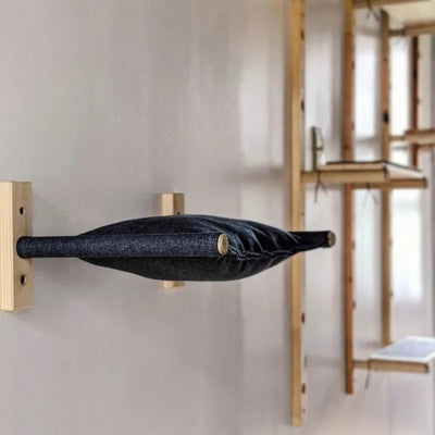 hamac pour chat noir fixé au mur à côté étagères