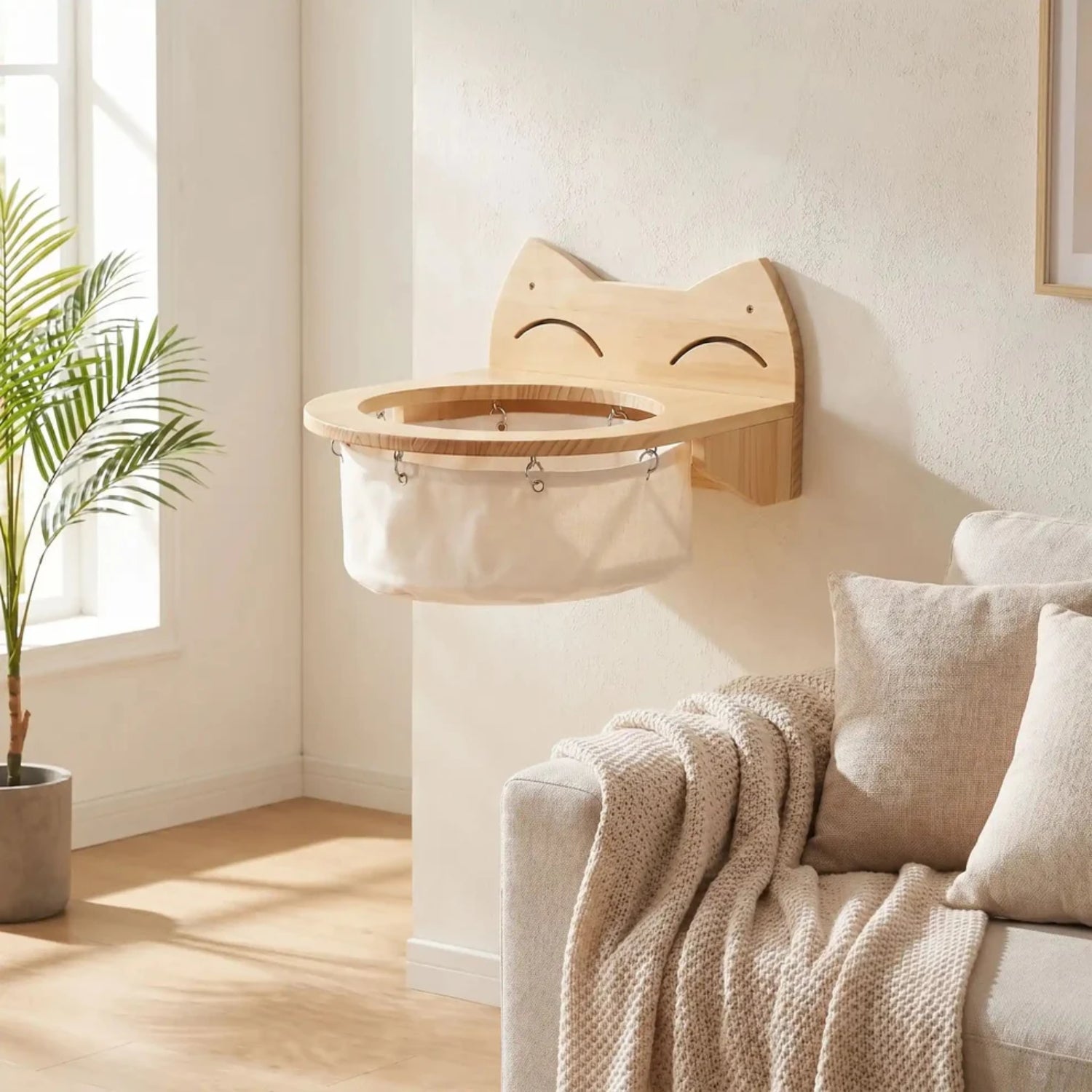Hamac pour chaton mural en bois installé dans un salon près du canapé