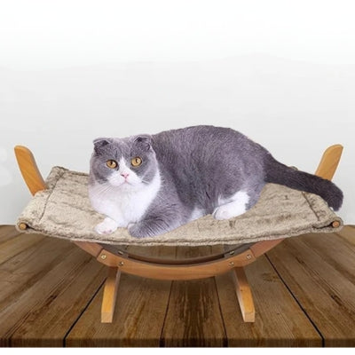 hamac suspendu pour chat chartreux detendu dessus