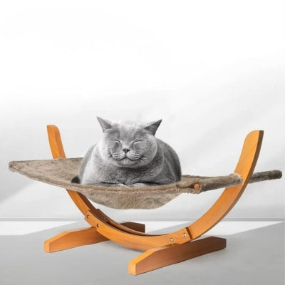 hamac suspendu pour chat chartreux somnolant paisiblement dessus