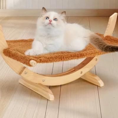 hamac suspendu pour chat ragdoll detendu dessus