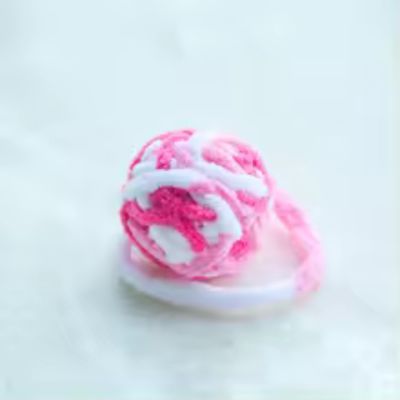 jouet chat balle fushia et blanc