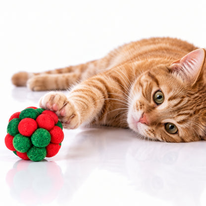jouet chat chat roux couché touche balle à clochette de la patte