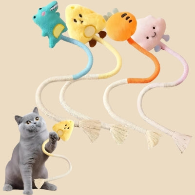 jouet pour chat chaton tenant jouet jaune fromage