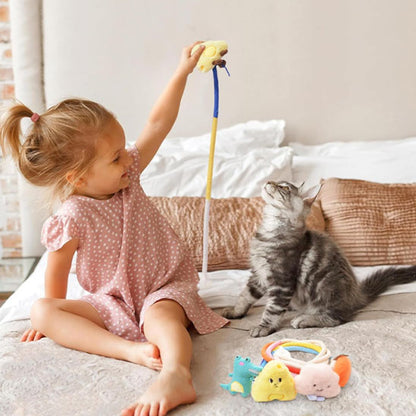 jouet pour chat filette tenant corde jaune fromage joue chaton 