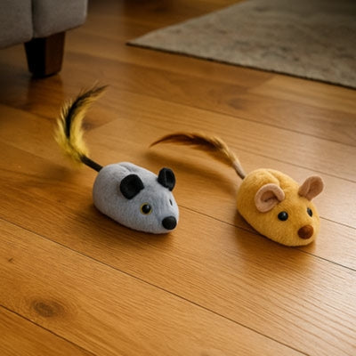 jouet pour chat souris grise et jaune dans salon