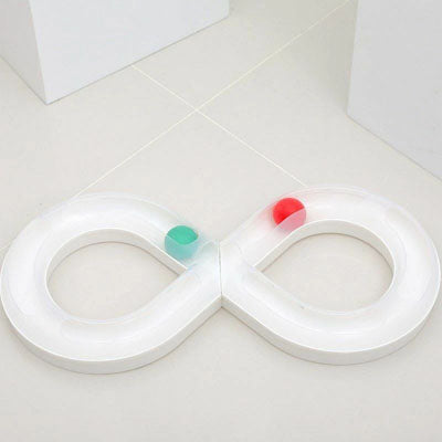 jouets interactifs pour chat sur carrelage