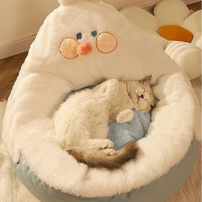 lit pour chat blanc chat dort profondement dedans