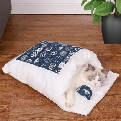lit pour chat bleu ragdoll relaxant dedans