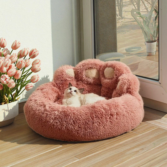 lit pour chat dreamypaw rose avec chat détendu dessus bouquet roses à côté