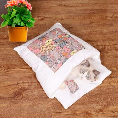 lit pour chat rose ragdoll relaxant paisiblement dedans