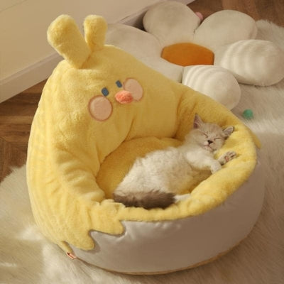 lit pour chat chaton endormi profondement dedans