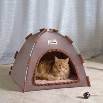 maine coon fait sieste dans niche chat marron