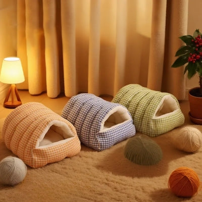 maison à chat orange bleue et verte dans salon éclairé