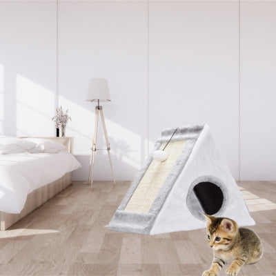 maison à chat pyramide à griffes chaton devant chambre à coucher