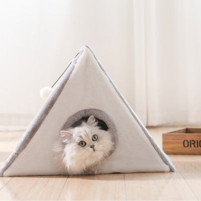 maison à chat pyramide à griffes gris clair ragdoll relaxant dedans