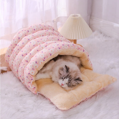 maison chat rose chat dormant profondement dedans