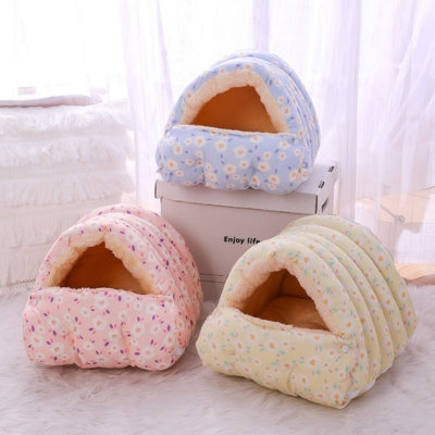 maison chat trois couleurs rose bleu et jaune