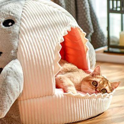 maison pour chat gris chat allongé confortablement dedans