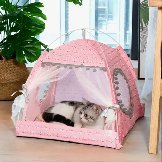 maison pour chat rose avec chat en detente cocon floral