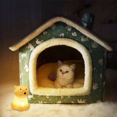 maison pour chat vert ourson chaton detendu dedans veilleuse devant