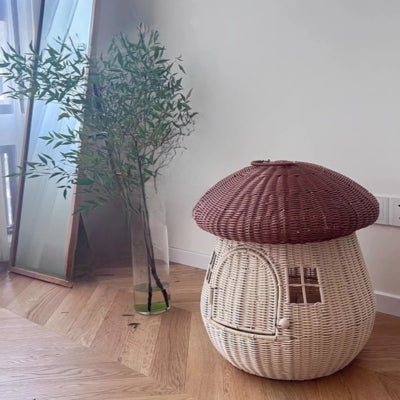 maison pour chaton noisette sur parquet