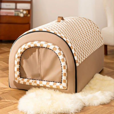 maison pour chaton sur tapis blanc