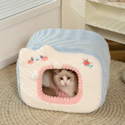 maison pour chats ragdoll detendu dedans