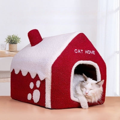 maison pour chats endormi paisiblement dedans