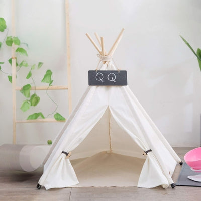 maison pour les chats blanche à côté plante d'intérieur