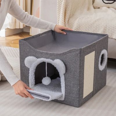 maison pour les chats femme mettant coussin intérieur