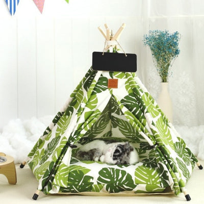 maison pour les chats verte dans salon chat dormant paisiblement dedans