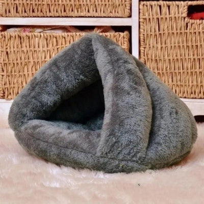 maisons pour chat grise sur tapis blanc