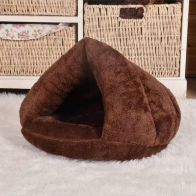 maisons pour chat marron dans salon