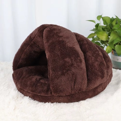 maisons pour chat marron sur tapis blanc